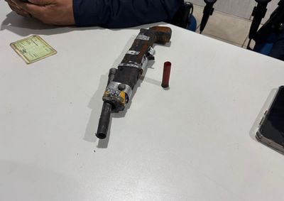 O adolescente usou uma arma artesanal para atirar contra a namorada