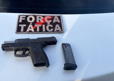 Arma de uso restrito estava dentro de um carro e havia sido furtada em 2025

