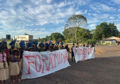 Protesto re&uacute;ne cerca de 50 ind&iacute;genas no distrito de Riozinho e provoca congestionamento na rodovia