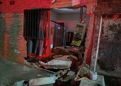 Ve&iacute;culo destruiu parte da alvenaria da casa e causou diversos preju&iacute;zos no interior do im&oacute;vel