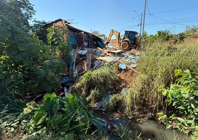 Im&oacute;vel erguido &agrave;s margens de um curso d'&aacute;gua no bairro Esperan&ccedil;a da Comunidade foi removido