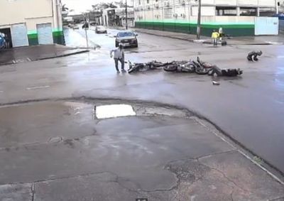 Acidente envolvendo duas motos provocou uma terceira colis&atilde;o e mobilizou equipes de socorro