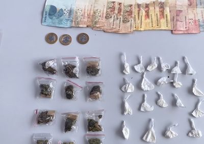 Pol&iacute;cia tamb&eacute;m encontrou dinheiro fracionado e apreendeu motocicleta durante abordagem