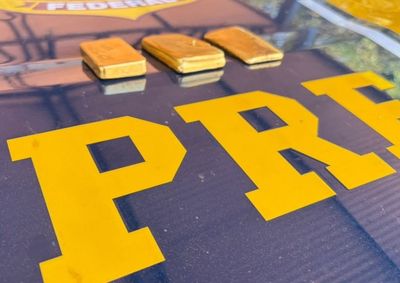 As tr&ecirc;s barras de ouro apreendidas est&atilde;o avaliadas em cerca de R$ 800 mil.