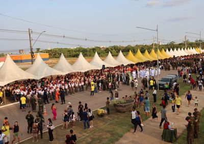 Avenida Santos Dumont recebeu estudantes, militares e moradores durante a celebra&ccedil;&atilde;o