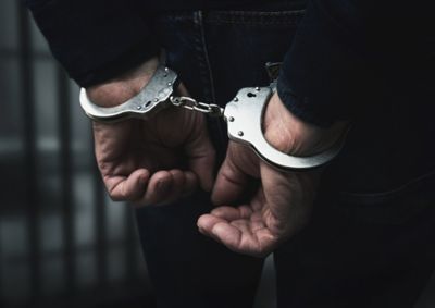 V&iacute;tima relatou ter sido mantida presa e ter os cabelos raspados por ci&uacute;mes