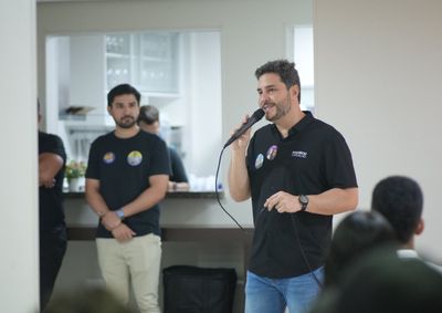 Candidato &agrave; reelei&ccedil;&atilde;o, deputado federal transformou encontro em residencial da capital em presta&ccedil;&atilde;o de contas e escuta de novas demandas