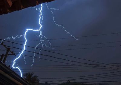 Instabilidade aumenta na sexta, com raios e ventos de at&eacute; 60 km/h, e pode piorar no s&aacute;bado