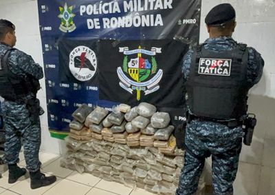 Policiais encontraram subst&acirc;ncias semelhantes a maconha e pasta-base de coca&iacute;na; ningu&eacute;m foi preso