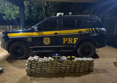 Carga com 95 tabletes de maconha e dois de coca&iacute;na estava em uma picape