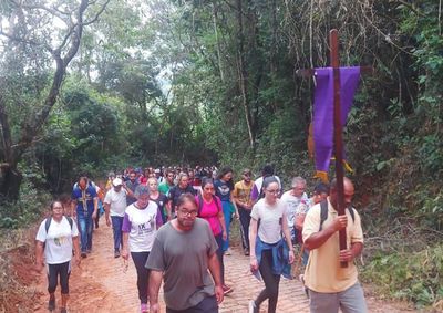 &nbsp;A tradicional caminhada re&uacute;ne milhares de fi&eacute;is em peregrina&ccedil;&atilde;o at&eacute; o alto do Morro do Cristo em PA&nbsp;
