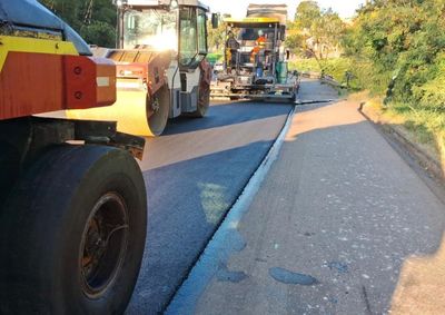 Nova tecnologia empregada no asfaltamento da pista &eacute; solu&ccedil;&atilde;o de durabilidade e seguran&ccedil;a vi&aacute;ria