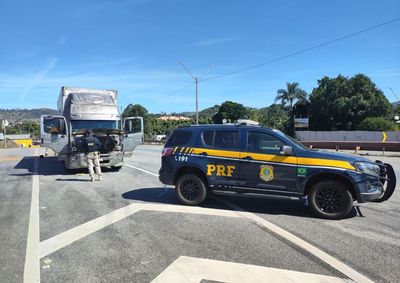 Flagrante foi feito pela PRF no momento em que pai passou volante ao filho menor&nbsp;