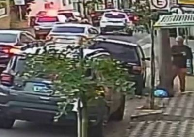 Ele n&atilde;o se intimidou com a presen&ccedil;a de policiais na &aacute;rea e levou o ve&iacute;culo em plena luz do dia