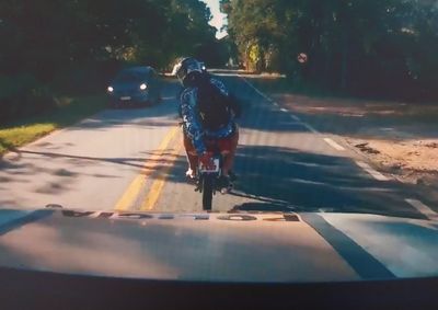 Garupa ocultava com as m&atilde;os a placa da moto para impedir identifica&ccedil;&atilde;o. Eles foram interceptados