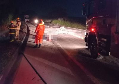 Batida frontal entre carro e moto pr&oacute;ximo a Paragua&ccedil;u provocou inc&ecirc;ndio nos ve&iacute;culos e atingiu vegeta&ccedil;&atilde;o &agrave;s margens da rodovia.