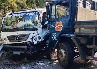 Condutor ficou retido na cabine destru&iacute;da e foi resgatado por bombeiros com equipamento de expans&atilde;o&nbsp;&nbsp;