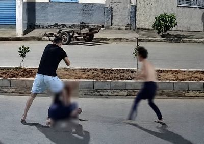 V&iacute;deo registra agress&atilde;o em Muzambinho. Apesar das imagens, v&iacute;tima disse que foi tombo