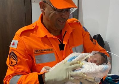 A Equipe realizou o corte do cord&atilde;o umbilical e encaminhou m&atilde;e e beb&ecirc;, ambos em boas condi&ccedil;&otilde;es de sa&uacute;de, para atendimento hospitalar 
