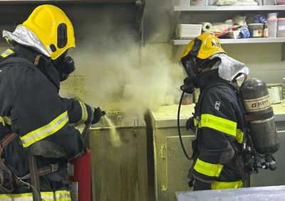 Fogo come&ccedil;ou em fritadeira. Sistema de chuveiros autom&aacute;ticos foi acionado e CB apagou as chamas&nbsp;