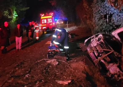 Ve&iacute;culo capotou na AMG-1665, em Inga&iacute;.  Bombeiros realizaram opera&ccedil;&atilde;o de desencarceramento para retirar uma das v&iacute;timas