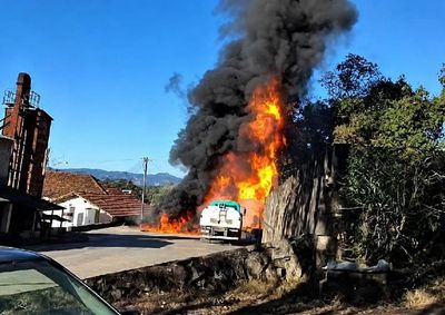 Causas do inc&ecirc;ndio s&atilde;o desconhecidas. Bombeiros utilizaram 2 mil litros de &aacute;gua para conter as chamas
