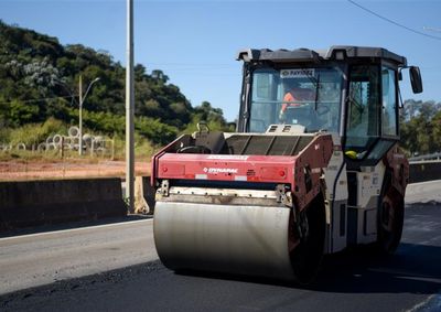 Concession&aacute;ria realizar&aacute; servi&ccedil;os de pavimenta&ccedil;&atilde;o, drenagem, sinaliza&ccedil;&atilde;o e conserva&ccedil;&atilde;o vi&aacute;ria em 14 munic&iacute;pios&nbsp;