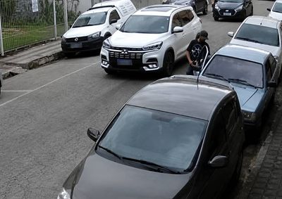 A a&ccedil;&atilde;o durou menos de um minuto. Ele mirou o carro e concluiu o roubo rapidamente&nbsp;