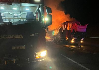 Fogo atingiu m&oacute;veis transportados em caminh&atilde;o ba&uacute; nas proximidades de Pouso Alegre