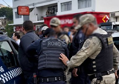 Visivelmente descontrolado, agressor danificou nove ve&iacute;culos em via p&uacute;blica