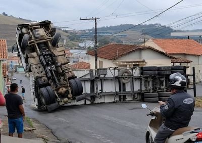 O ve&iacute;culo de carga ficou com toda a sua frente suspensa em plena via p&uacute;blica 