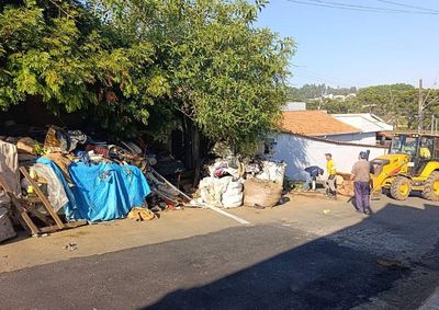 Situa&ccedil;&atilde;o causava riscos e incomodava vizinhos. Foi preciso o uso de m&aacute;quina para fazer a retirada&nbsp;