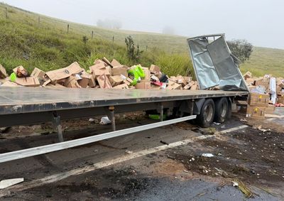 N&atilde;o houve feridos. Carga se espalhou &agrave; margem da pista e foi saqueada&nbsp;&nbsp;
