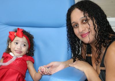&nbsp;&ldquo;Agora, eu e L&iacute;via vamos conhecer o mundo&rdquo;, diz a m&atilde;e da menina ao deixar o Hospital Samuel Lib&acirc;nio