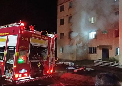 Fogo na madrugada deste domingo destruiu o im&oacute;vel no andar t&eacute;rreo de pr&eacute;dio em Alfenas