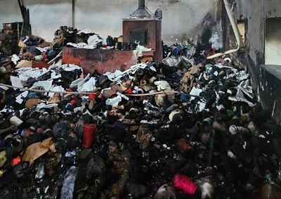 Local produzia e vendia roupas de malhas. Fogo propagou rapidamente e atingiu produtos