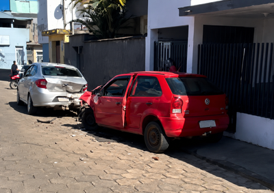 Motorista de 21 anos tentou escapar da abordagem em Cambu&iacute;, bateu em outros ve&iacute;culos e admitiu ter usado maconha antes de dirigir