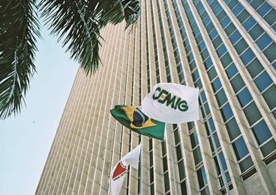 Senten&ccedil;a determina apresenta&ccedil;&atilde;o de cronograma para reorganiza&ccedil;&atilde;o dos cabos e condena concession&aacute;ria por danos morais coletivos.