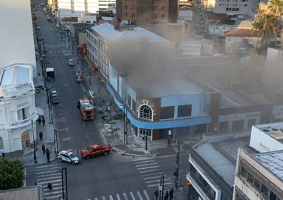 Eletrodom&eacute;sticos e eletr&ocirc;nicos expostos no andar t&eacute;rreo foram atingidos pelas chamas