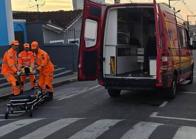 Colis&atilde;o entre carro e moto ocorreu no Centro de Alfenas e deixou gestante de sete semanas e crian&ccedil;a feridas