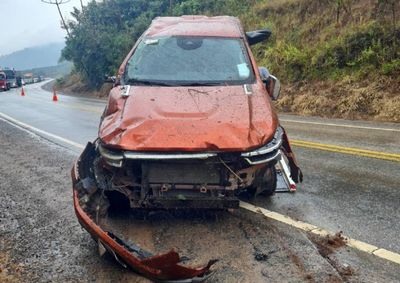 Condutor perdeu o controle da caminhonete em uma curva, capotou e bateu contra um barranco