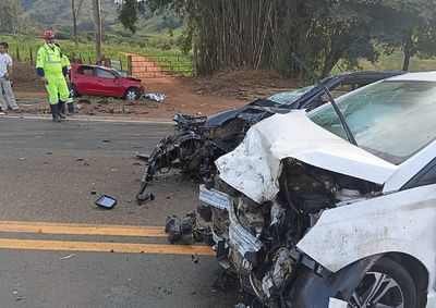 Kadett invadiu a contram&atilde;o, bateu de frente com Celta e depois atingiram um HB20 entre Areado e Alfenas
