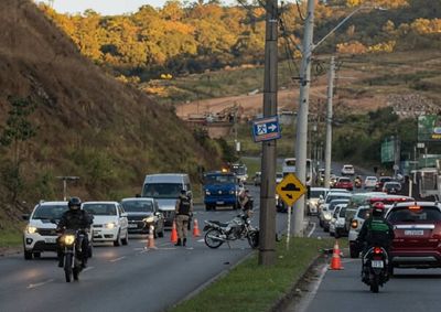 Ela teria atravessado por tr&aacute;s de um caminh&atilde;o estacionado e n&atilde;o foi vista pelo motociclista