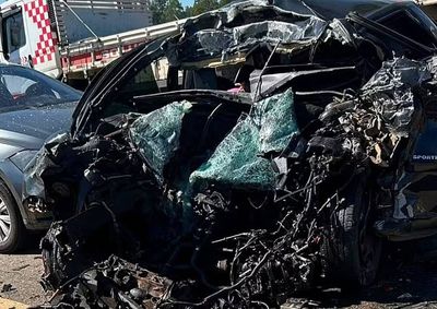 V&iacute;tima de 24 anos ficou presa &agrave;s ferragens. Acidente envolveu quatro ve&iacute;culos