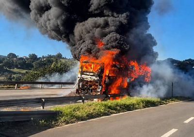 Ve&iacute;culo trafegava pr&oacute;ximo a Extrema, no sentido a Pouso Alegre, quando o inc&ecirc;ndio come&ccedil;ou. N&atilde;o h&aacute; v&iacute;timas