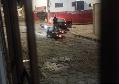 Suspeitos fugiram em carro pela contram&atilde;o. Motorista s&oacute; parou ap&oacute;s levar tiro da PM