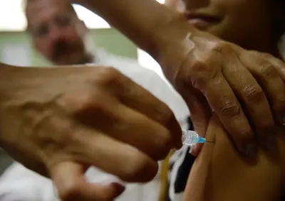 O HPV &eacute; o principal v&iacute;rus causador de diversos tipos de c&acirc;ncer. A vacina&ccedil;&atilde;o amplia o poder de prote&ccedil;&atilde;o