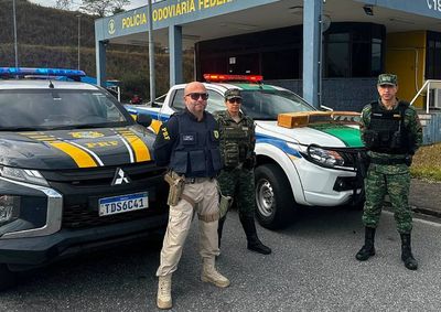 Aves precariamente mantidas em pequenas caixas viajariam mais de 2 mil quil&ocirc;metros at&eacute; o destino na Bahia