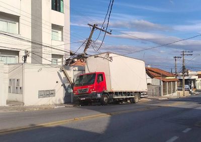 Equipamento da rede el&eacute;trica foi partido ao meio e ficou apenas preso aos cabos de energia&nbsp;