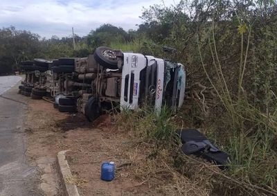 Condutor de 54 anos ficou preso &agrave;s ferragens do ve&iacute;culo tombado em uma curva pr&oacute;ximo a Po&ccedil;o Fundo